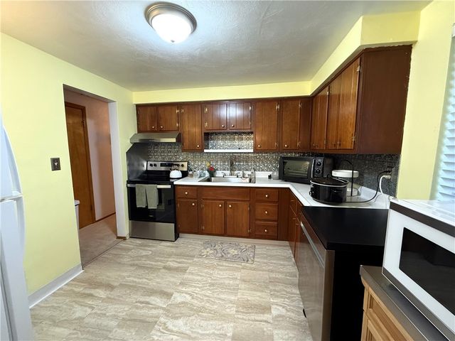 13 Lamplight Dr, Unity Twp, PA 15650