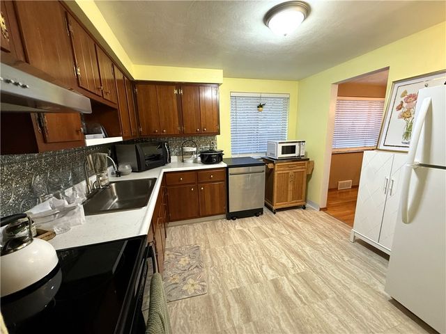 13 Lamplight Dr, Unity Twp, PA 15650