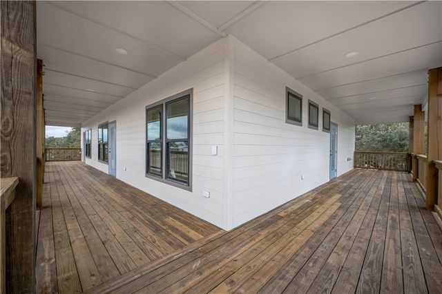 151 Front St, Rockport, TX 78382