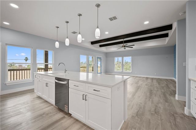 151 Front St, Rockport, TX 78382