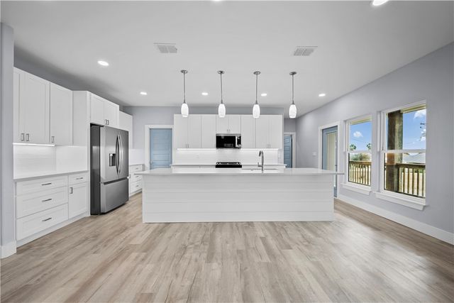 151 Front St, Rockport, TX 78382