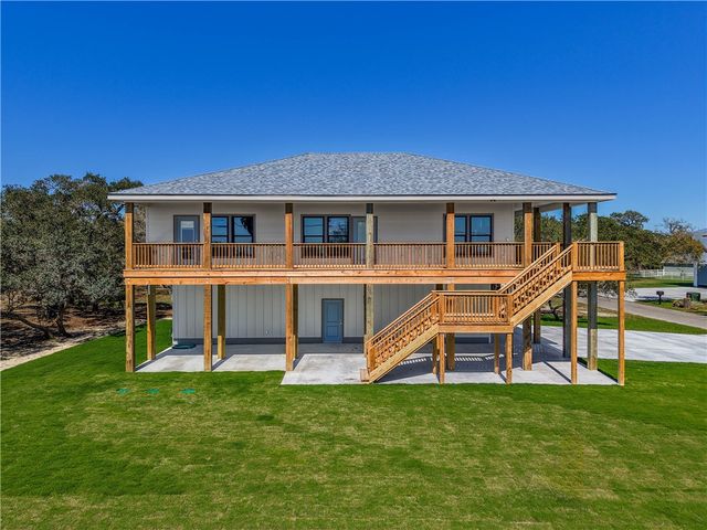 151 Front St, Rockport, TX 78382