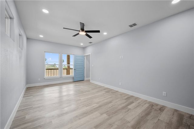 151 Front St, Rockport, TX 78382