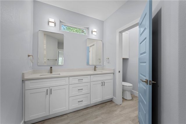 151 Front St, Rockport, TX 78382