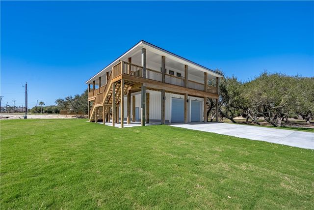 151 Front St, Rockport, TX 78382