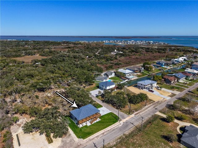 151 Front St, Rockport, TX 78382
