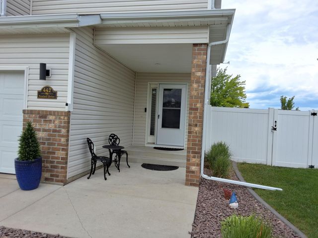 442 Foxtail Drive E, West Fargo, ND 58078
