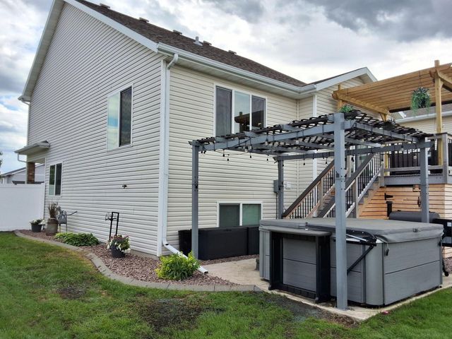 442 Foxtail Drive E, West Fargo, ND 58078