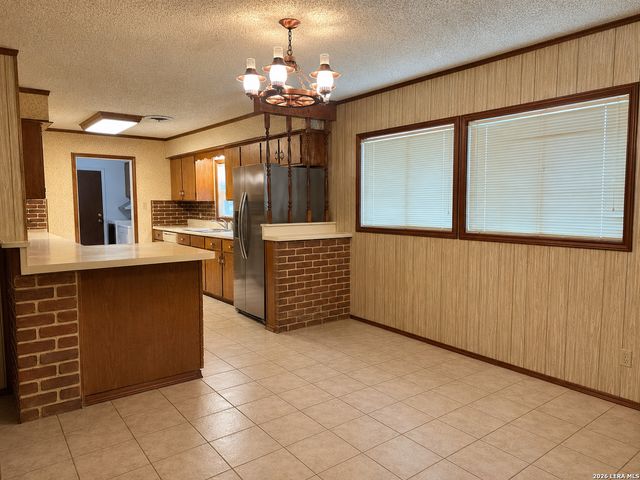 902 Oakridge Dr, Pleasanton, TX 78064
