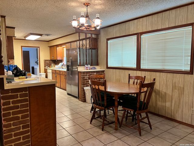 902 Oakridge Dr, Pleasanton, TX 78064
