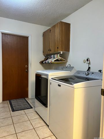 902 Oakridge Dr, Pleasanton, TX 78064