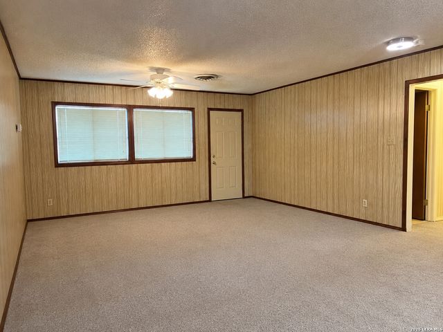 902 Oakridge Dr, Pleasanton, TX 78064