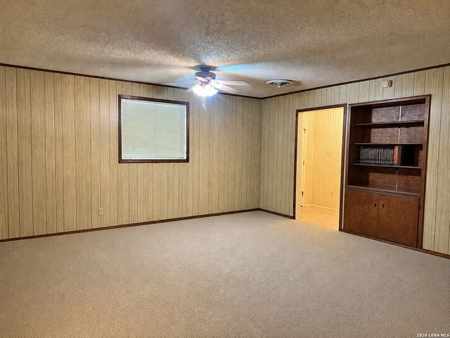 902 Oakridge Dr, Pleasanton, TX 78064