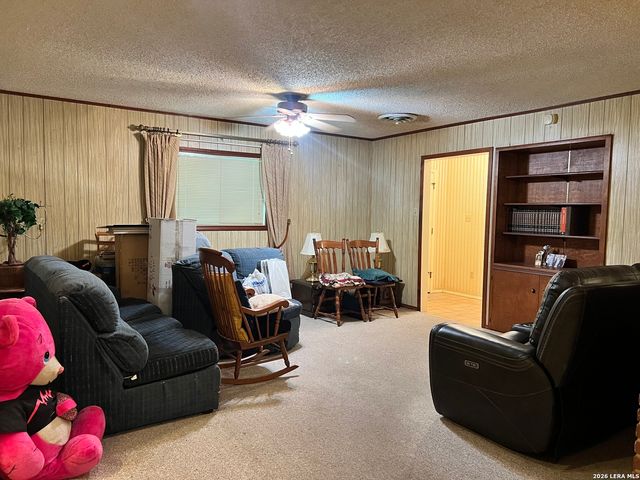 902 Oakridge Dr, Pleasanton, TX 78064