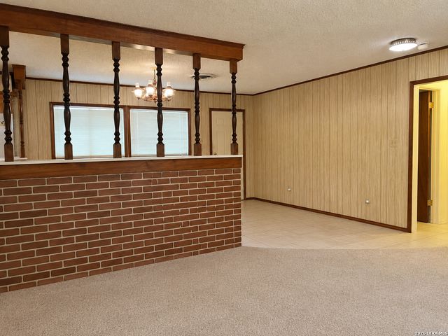 902 Oakridge Dr, Pleasanton, TX 78064
