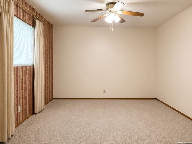 902 Oakridge Dr, Pleasanton, TX 78064
