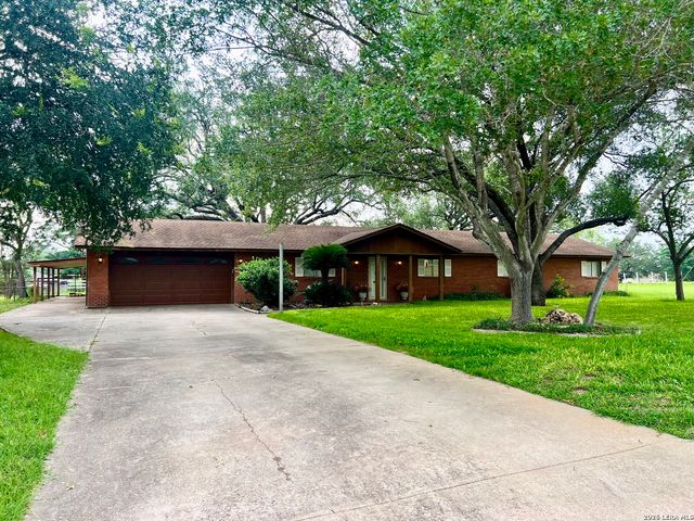 902 Oakridge Dr, Pleasanton, TX 78064