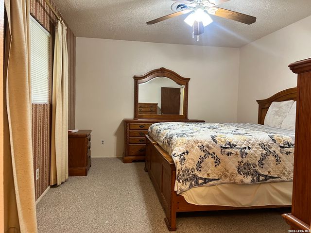 902 Oakridge Dr, Pleasanton, TX 78064