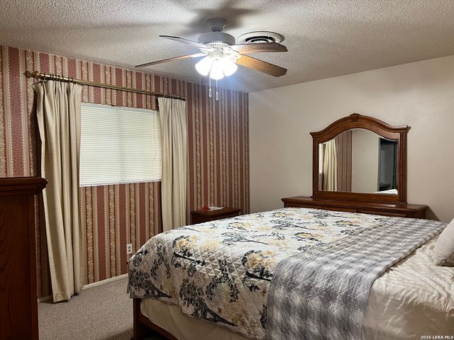 902 Oakridge Dr, Pleasanton, TX 78064