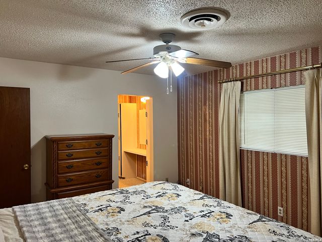 902 Oakridge Dr, Pleasanton, TX 78064
