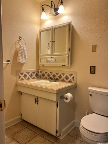 902 Oakridge Dr, Pleasanton, TX 78064