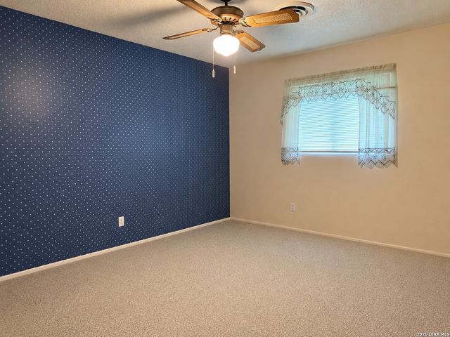 902 Oakridge Dr, Pleasanton, TX 78064