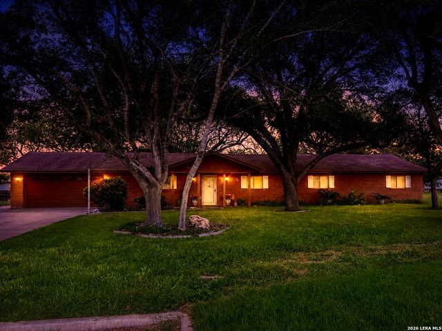 902 Oakridge Dr, Pleasanton, TX 78064