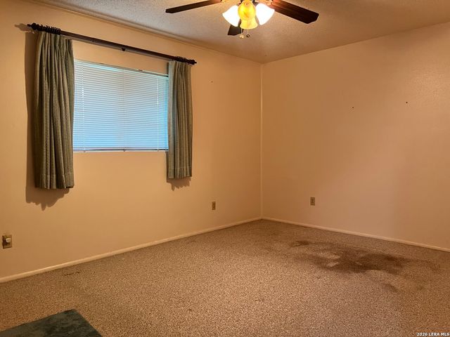 902 Oakridge Dr, Pleasanton, TX 78064