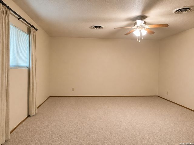 902 Oakridge Dr, Pleasanton, TX 78064
