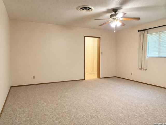 902 Oakridge Dr, Pleasanton, TX 78064