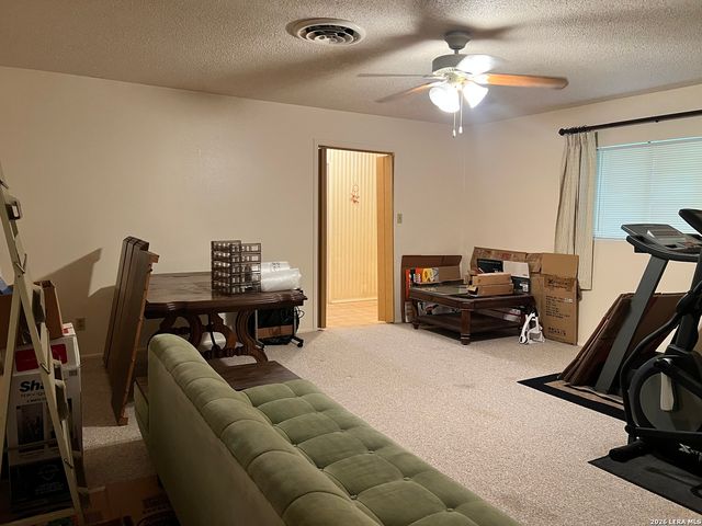 902 Oakridge Dr, Pleasanton, TX 78064