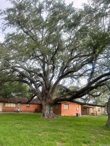 902 Oakridge Dr, Pleasanton, TX 78064