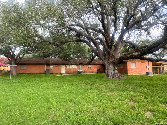 902 Oakridge Dr, Pleasanton, TX 78064
