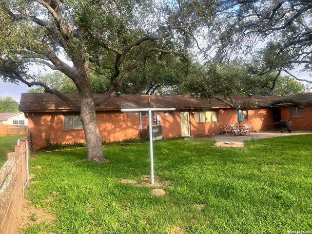 902 Oakridge Dr, Pleasanton, TX 78064