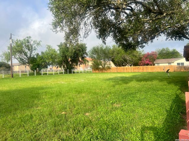 902 Oakridge Dr, Pleasanton, TX 78064