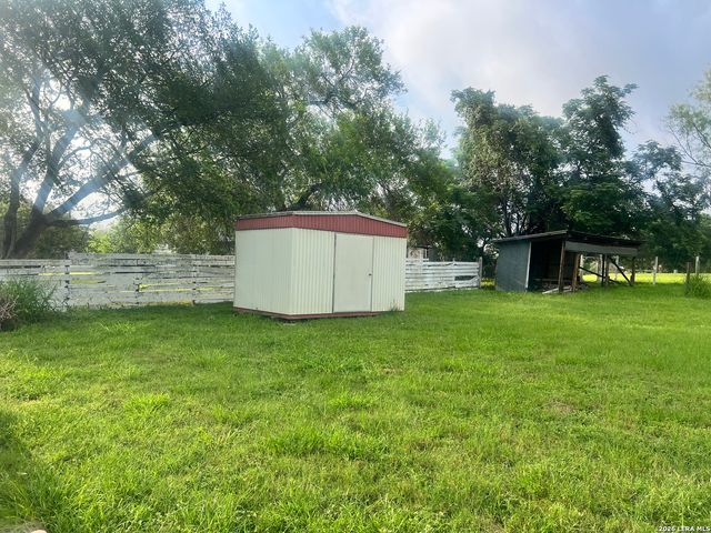 902 Oakridge Dr, Pleasanton, TX 78064