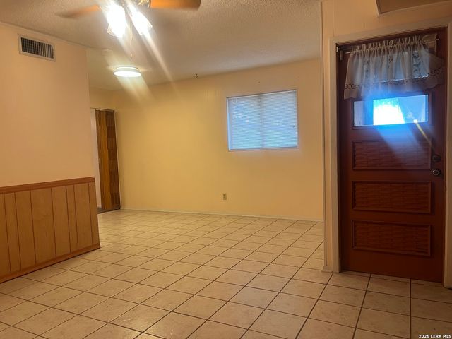 902 Oakridge Dr, Pleasanton, TX 78064