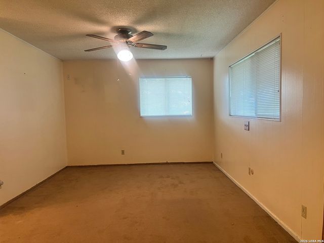 902 Oakridge Dr, Pleasanton, TX 78064