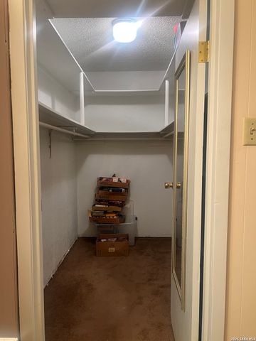 902 Oakridge Dr, Pleasanton, TX 78064