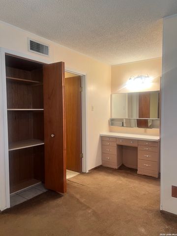 902 Oakridge Dr, Pleasanton, TX 78064