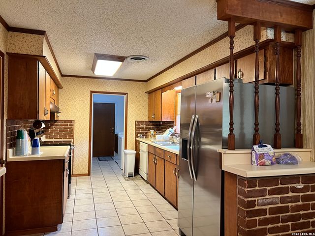 902 Oakridge Dr, Pleasanton, TX 78064
