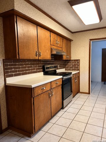 902 Oakridge Dr, Pleasanton, TX 78064