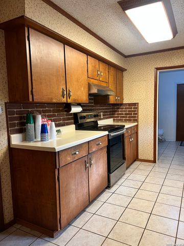 902 Oakridge Dr, Pleasanton, TX 78064