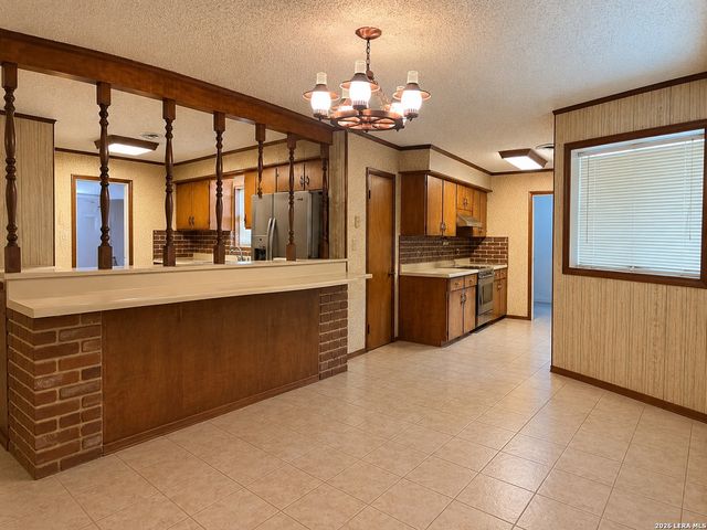 902 Oakridge Dr, Pleasanton, TX 78064