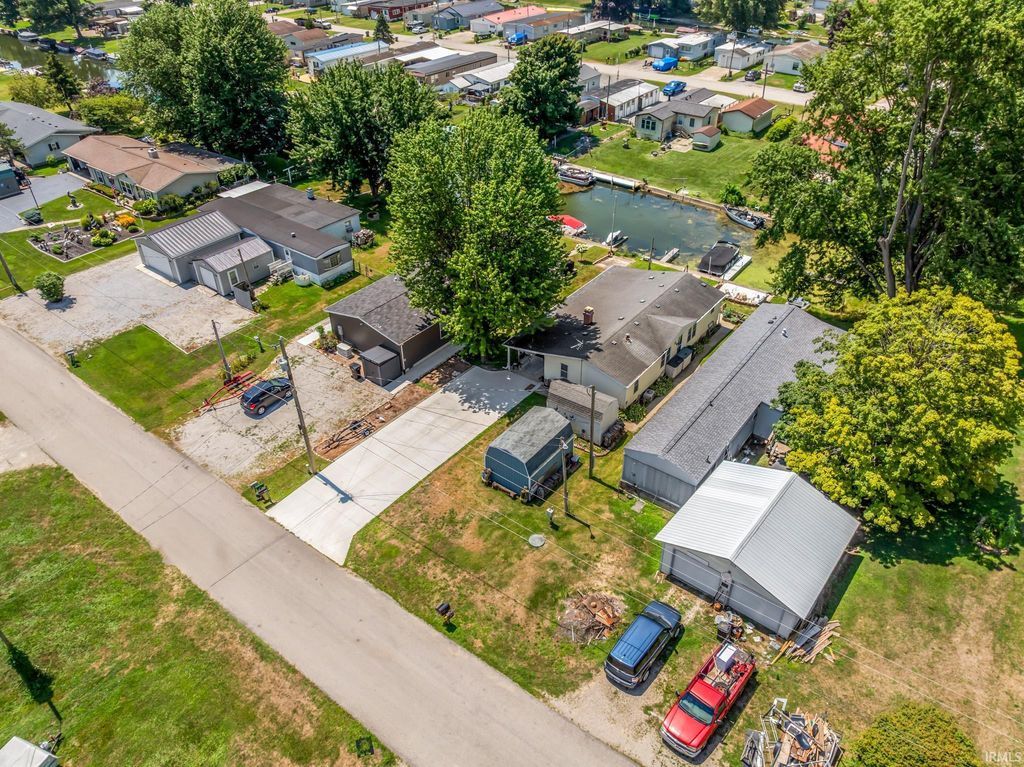 11 Ems B6a Lane, Leesburg, IN 46538