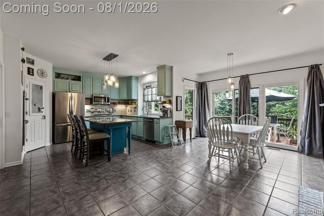 887 Loggers Circle, Rochester, MI 48307