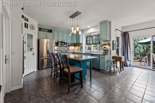 887 Loggers Circle, Rochester, MI 48307