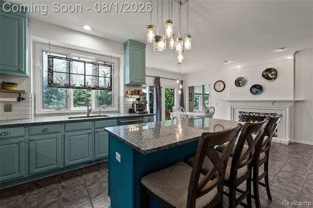 887 Loggers Circle, Rochester, MI 48307