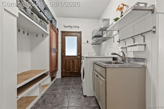 887 Loggers Circle, Rochester, MI 48307