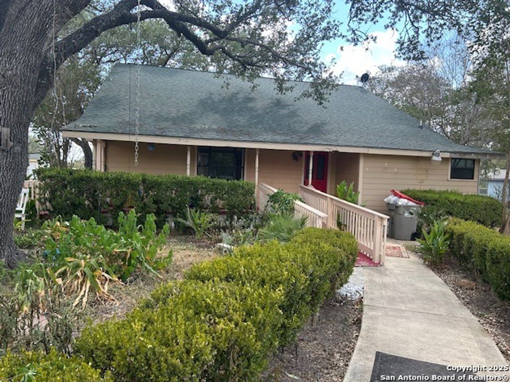 106 hickory, Floresville, TX 78114